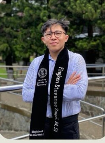 Fingken in an ITB scarf, arms folded.