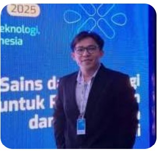 Fingken in front of a large blue seminar screen reading Sains dan Teknologi, 2025.